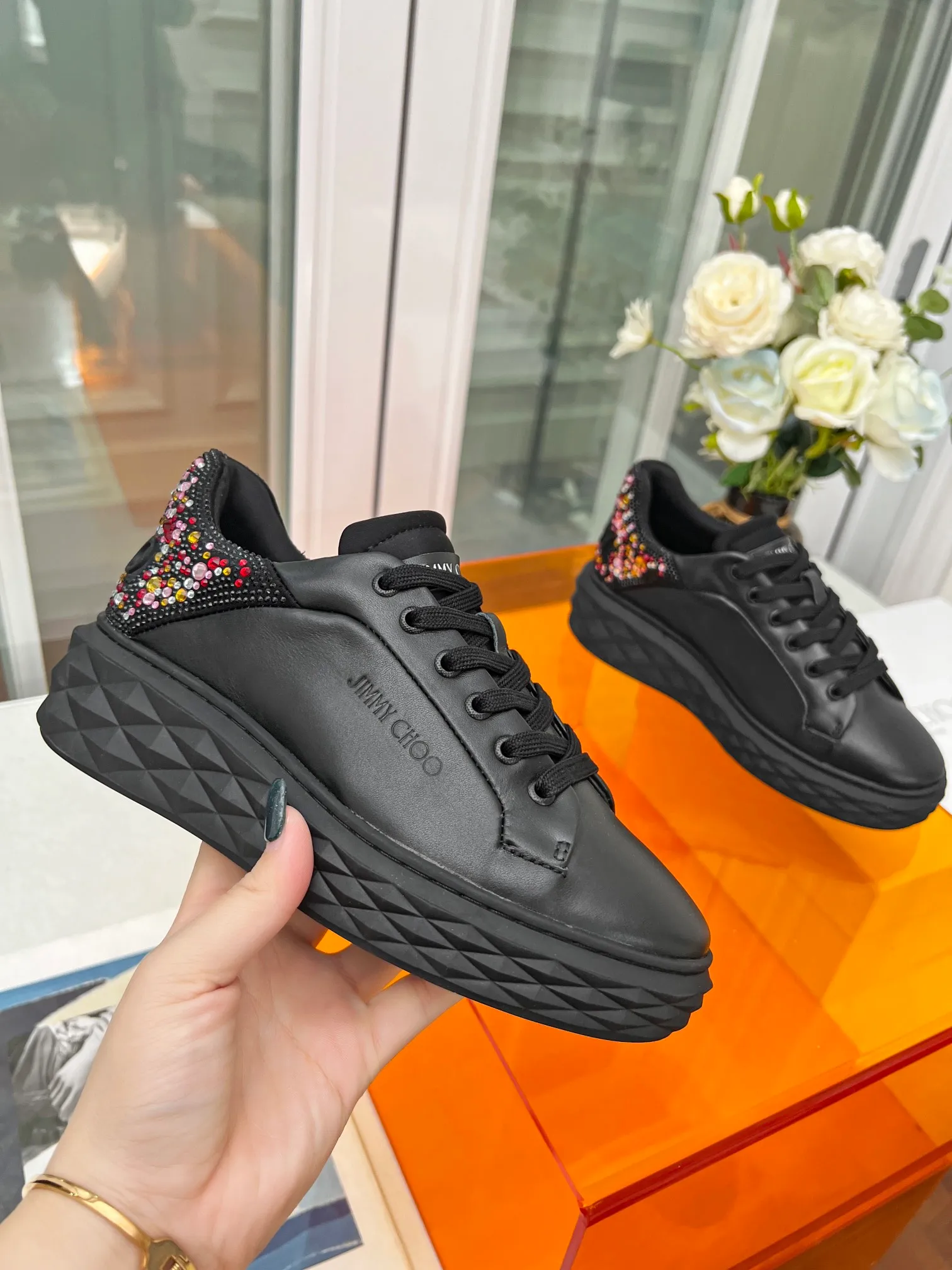👟👟Ex-factory price 640👟👟 (hot tail diamond) Jimmy choo Jimmy Choo 2024 spring and summer Jc new Diamond New sneaker series 🔥The upper is made of original customized cowhide leather spliced with breathable Lycra embellished with Swarovski crystal diamonds to enjoy the brand's luxury and trend 💥The soles are made of brand elements to resist diamond multi-faceted cutting and have a full three-dimensional feel 🎵The soles are gradually thinner and thicker, and the design makes them more comfortable without any visual pressure 🌹A Diamond sneaker that is fashionable, comfortable, versatile and luxurious is worth owning🧚‍♀️ Fabric: Original imported top layer 🐂 cowhide Lining: Original Lycra breathable lining Feet: Original injection molded 🐑 Sheepskin Outsole: Original glass glue combined sole Size: 34-41 (customized size 34.41 is non-refundable)